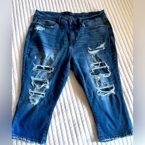Judy Blue Plus 24 distress Capri